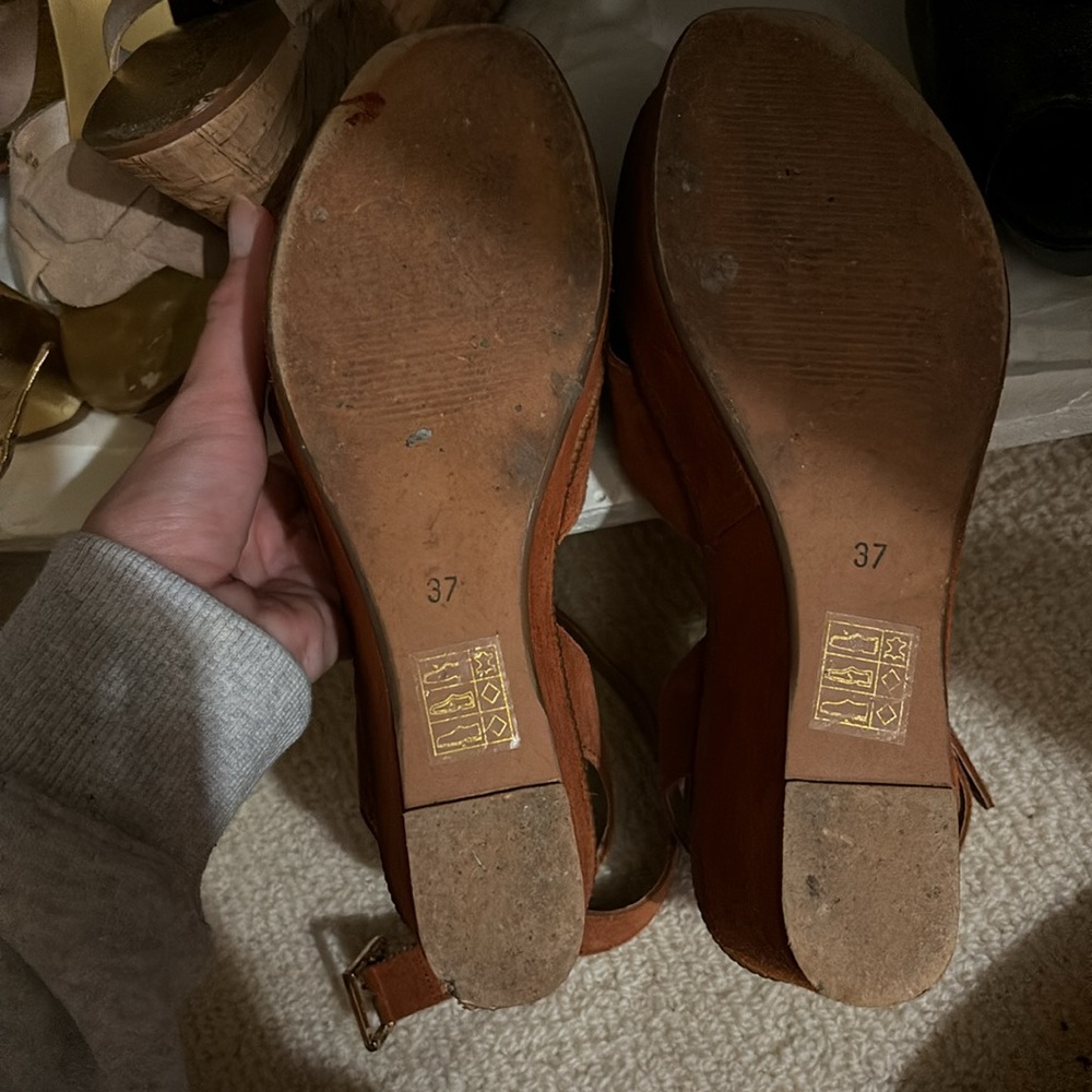 Tan suede platform - Picture 2 of 3